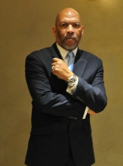 A man in a suit and tie posing for the camera.